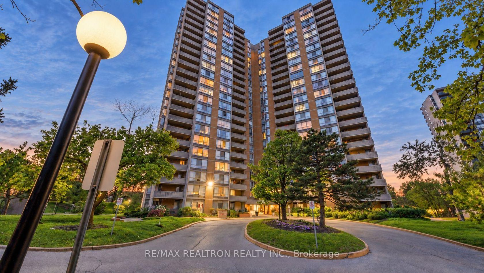 1411 - 10 Martha Eaton Way, Amesbury, Toronto 