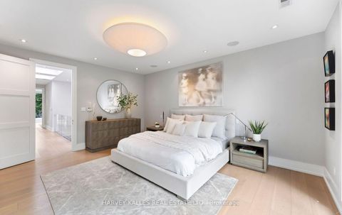 Photo 17 at 33 Tarlton Road, Forest Hill South, Toronto