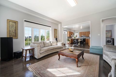 Photo 16 at 9 Alpaca Drive, Jefferson, Richmond Hill