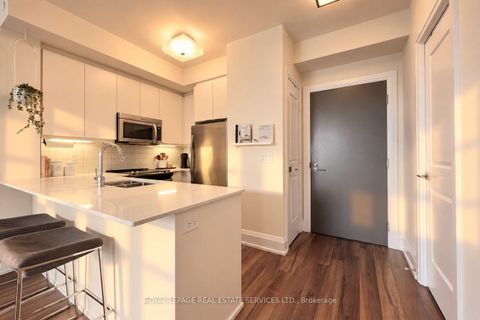 Photo 4 at 901 - 1 Old Mill Drive, Swansea, Toronto
