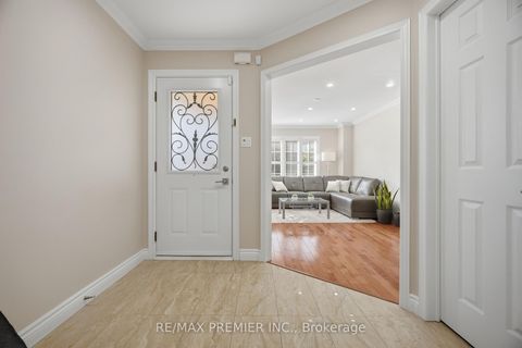 Photo 2 at 66 - 102 Pinedale Gate, East Woodbridge, Vaughan