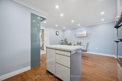 Photo 10 at 66 - 102 Pinedale Gate, East Woodbridge, Vaughan