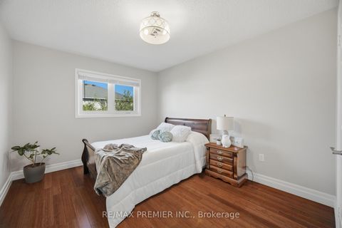 Photo 16 at 66 - 102 Pinedale Gate, East Woodbridge, Vaughan