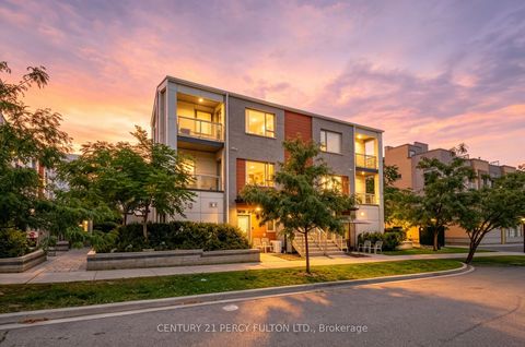 Photo 2 at TH 19 - 70 Orchid Place Drive, Malvern, Toronto