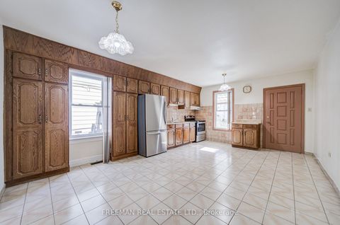 Photo 7 at 912 Manning Avenue, Annex, Toronto