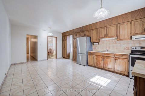 Photo 8 at 912 Manning Avenue, Annex, Toronto