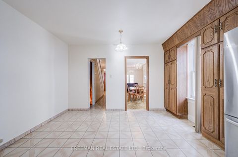 Photo 10 at 912 Manning Avenue, Annex, Toronto