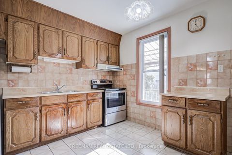 Photo 11 at 912 Manning Avenue, Annex, Toronto