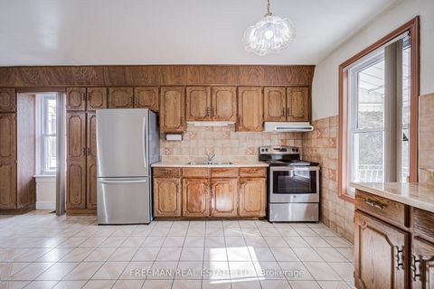 Photo 12 at 912 Manning Avenue, Annex, Toronto