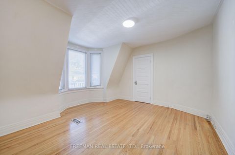Photo 16 at 912 Manning Avenue, Annex, Toronto