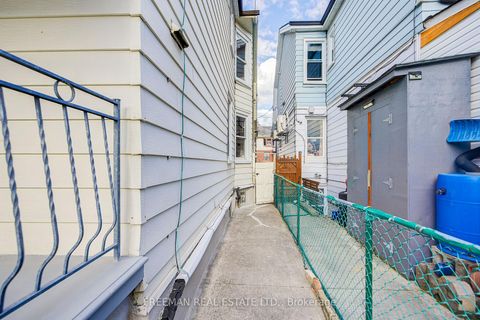 Photo 30 at 912 Manning Avenue, Annex, Toronto
