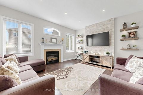 Photo 3 at 11 Trudeau Drive, Vellore Village, Vaughan