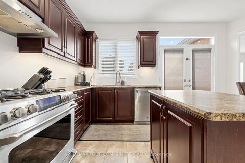 Photo 5 at 11 Trudeau Drive, Vellore Village, Vaughan