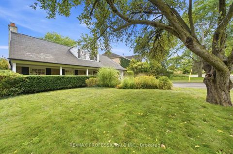 Photo 2 at 15 Hartfield Court, Humber Valley, Toronto