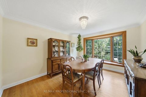 Photo 11 at 15 Hartfield Court, Humber Valley, Toronto