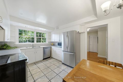 Photo 13 at 15 Hartfield Court, Humber Valley, Toronto