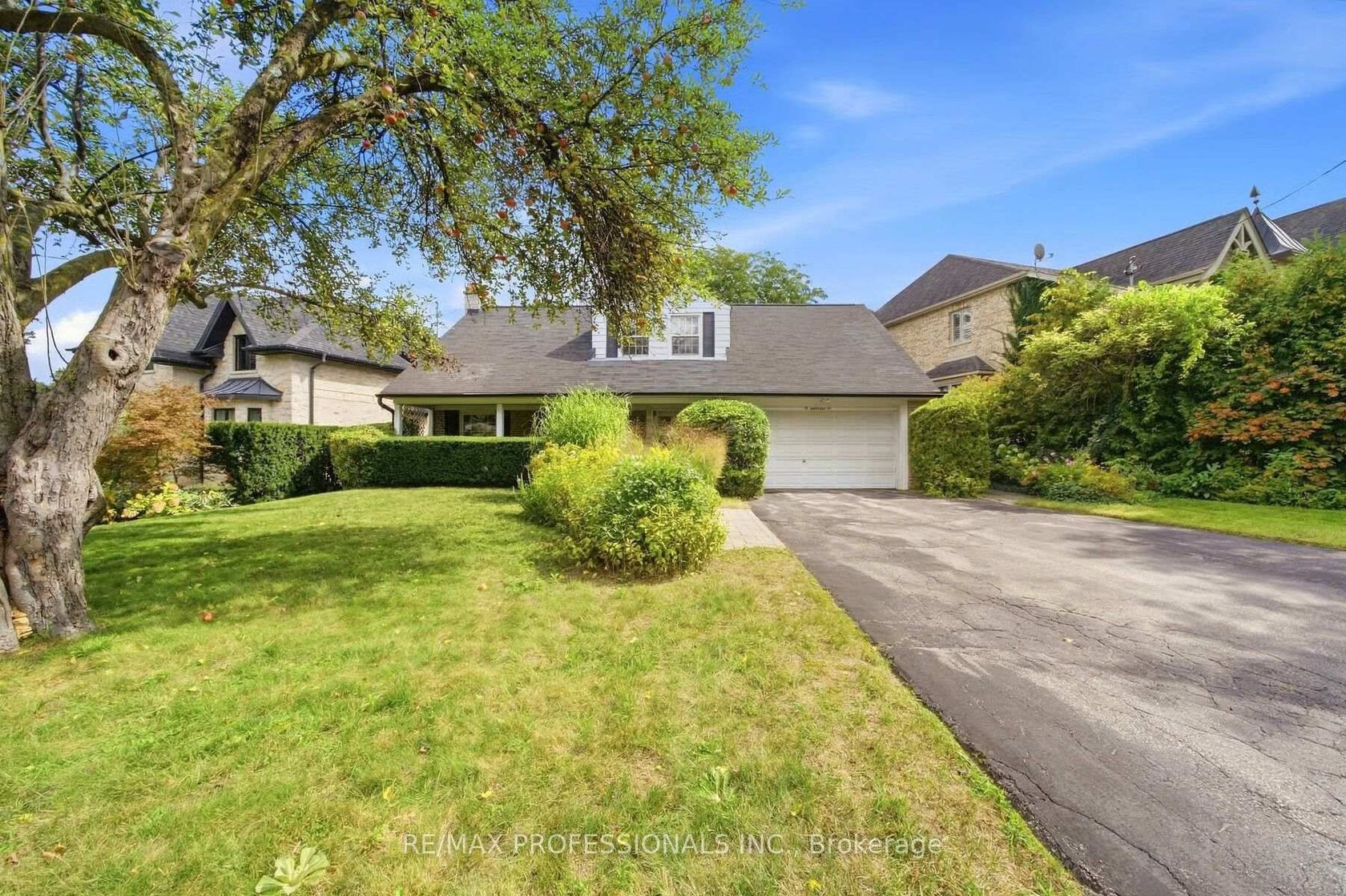 15 Hartfield Court, Humber Valley, Toronto photo number 2