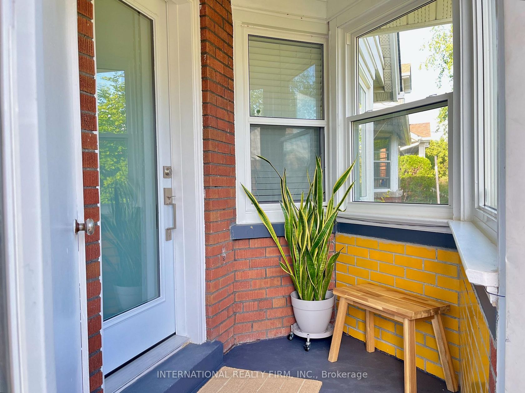 688 Sammon Avenue, East York, Toronto photo number 2