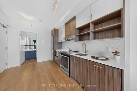 Photo 3 at 7 - 128 Fairview Mall Drive, Don Valley Village, Toronto