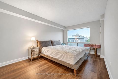 Photo 4 at 210 - 1 Hycrest Avenue, Willowdale East, Toronto
