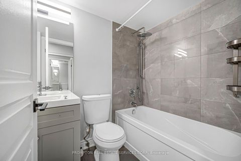 Photo 11 at 210 - 1 Hycrest Avenue, Willowdale East, Toronto