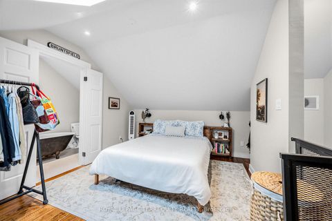 Photo 13 at 16 Fennings Street, Bellwoods, Toronto