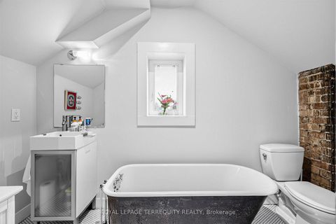 Photo 15 at 16 Fennings Street, Bellwoods, Toronto