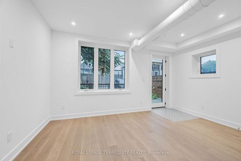 Photo 17 at 16 Fennings Street, Bellwoods, Toronto