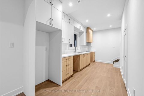 Photo 20 at 16 Fennings Street, Bellwoods, Toronto