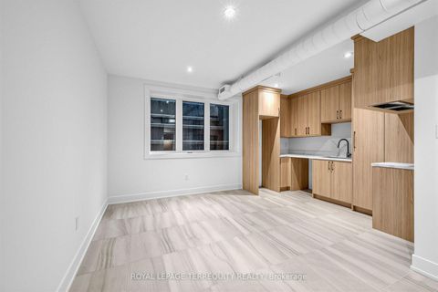 Photo 31 at 16 Fennings Street, Bellwoods, Toronto