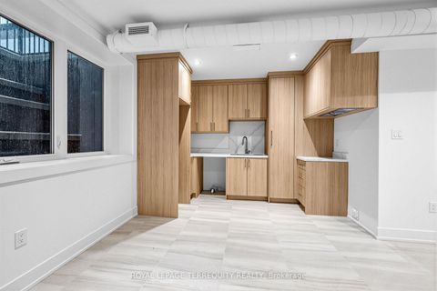 Photo 32 at 16 Fennings Street, Bellwoods, Toronto