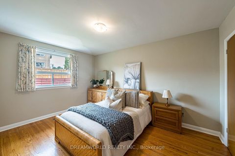 Photo 9 at 28 Rabton Court, CFB, Toronto
