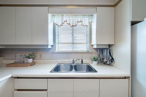 Photo 8 at 28 Rabton Court, CFB, Toronto