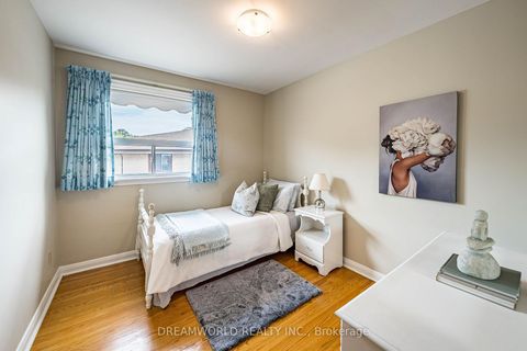 Photo 12 at 28 Rabton Court, CFB, Toronto