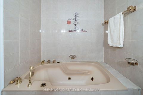 Photo 16 at 28 Rabton Court, CFB, Toronto