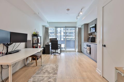 Photo 2 at 302 - 127 Broadway Avenue, Mount Pleasant West, Toronto