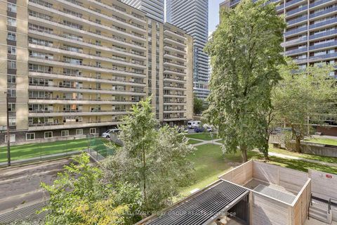 Photo 17 at 302 - 127 Broadway Avenue, Mount Pleasant West, Toronto