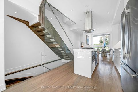 Photo 14 at 2962B Bayview Avenue, Willowdale East, Toronto