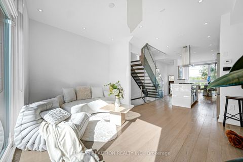 Photo 17 at 2962B Bayview Avenue, Willowdale East, Toronto
