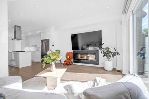 Photo 18 at 2962B Bayview Avenue, Willowdale East, Toronto