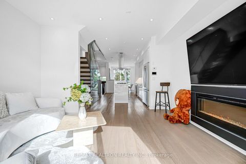 Photo 19 at 2962B Bayview Avenue, Willowdale East, Toronto