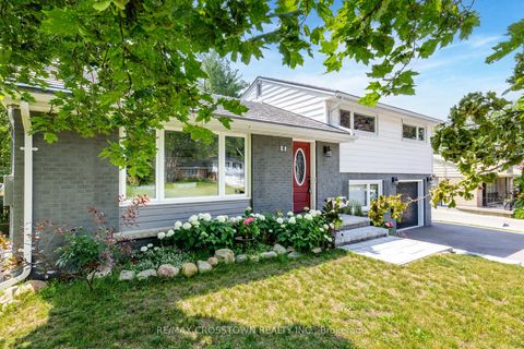 Photo 2 at 11 Castle Drive, Sunnidale, Barrie