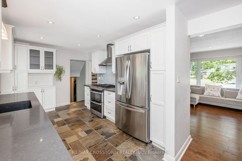 Photo 12 at 11 Castle Drive, Sunnidale, Barrie