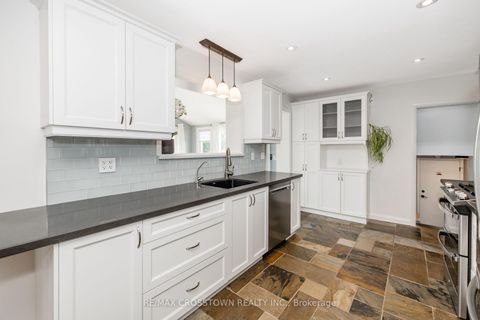 Photo 14 at 11 Castle Drive, Sunnidale, Barrie