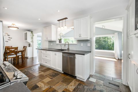 Photo 15 at 11 Castle Drive, Sunnidale, Barrie