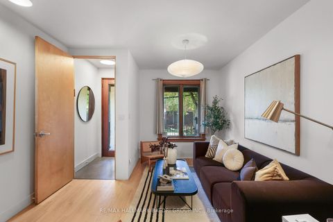 Photo 2 at 652 Richmond Street W, Niagara, Toronto