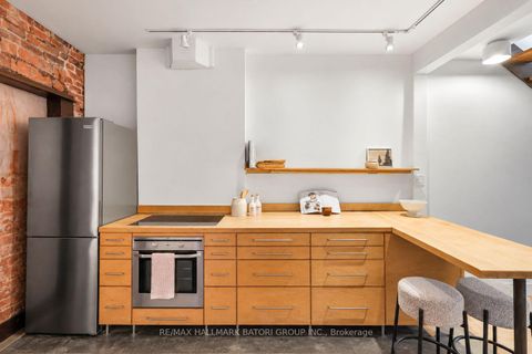 Photo 6 at 652 Richmond Street W, Niagara, Toronto