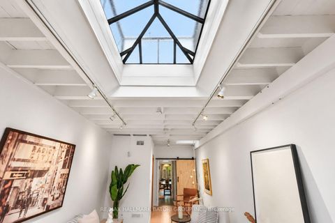 Photo 13 at 652 Richmond Street W, Niagara, Toronto