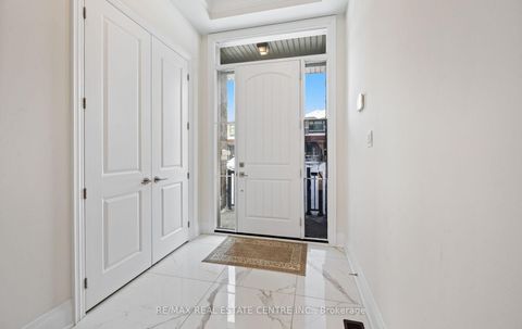 Photo 2 at 160 Wainfleet Crescent, Vellore Village, Vaughan