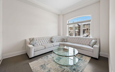 Photo 4 at 160 Wainfleet Crescent, Vellore Village, Vaughan
